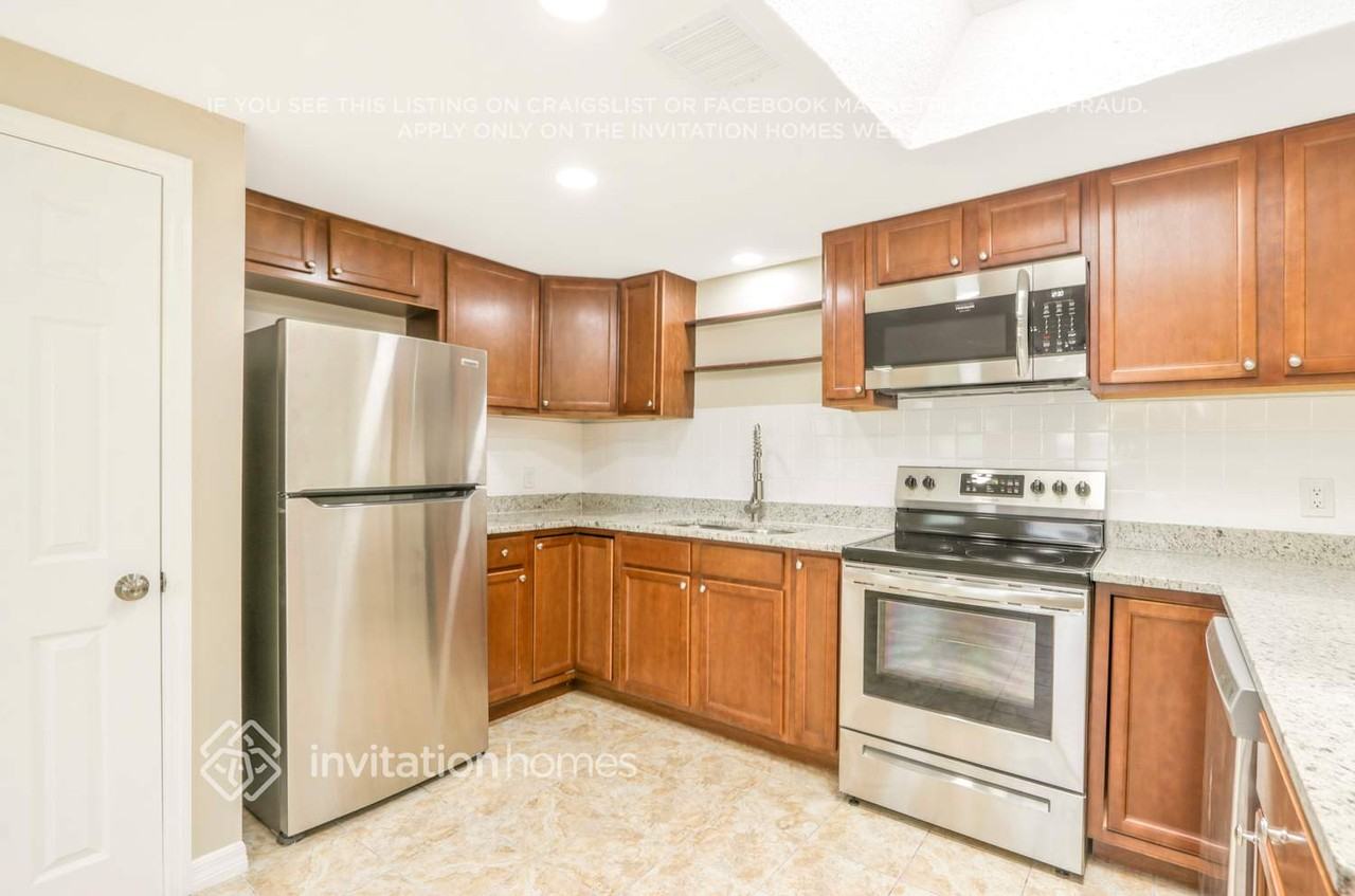 7410 Ivanhoe Dr - Photo 4 of 31