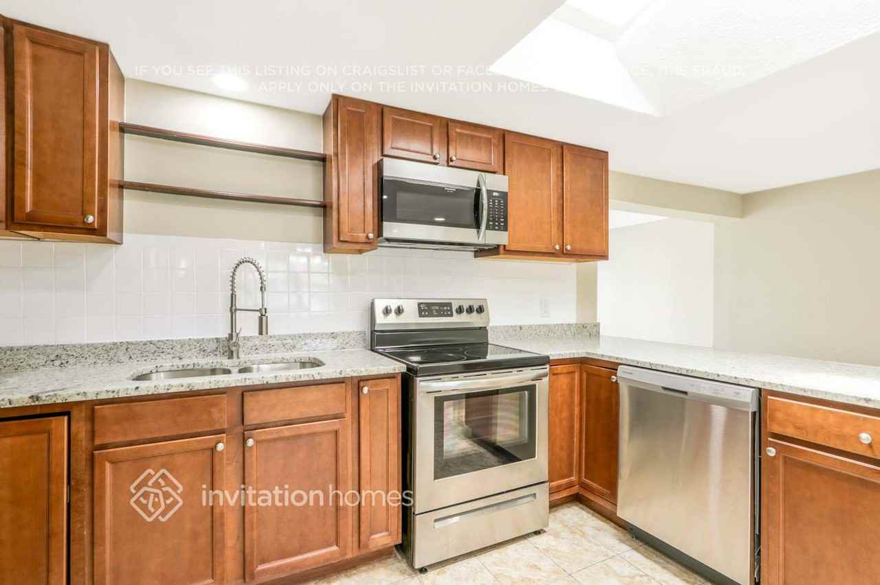 7410 Ivanhoe Dr - Photo 5 of 31