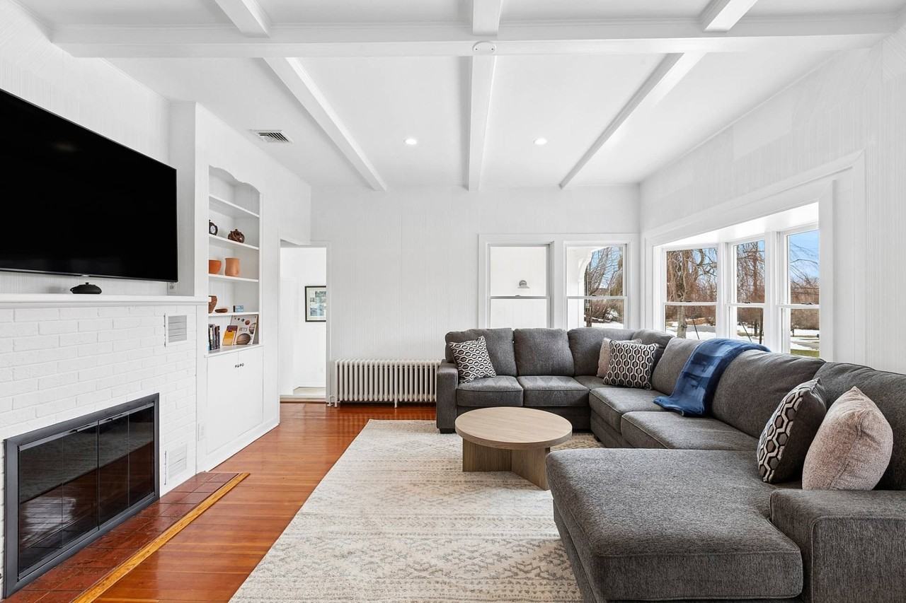 184 S Essex St - Photo 2 of 16