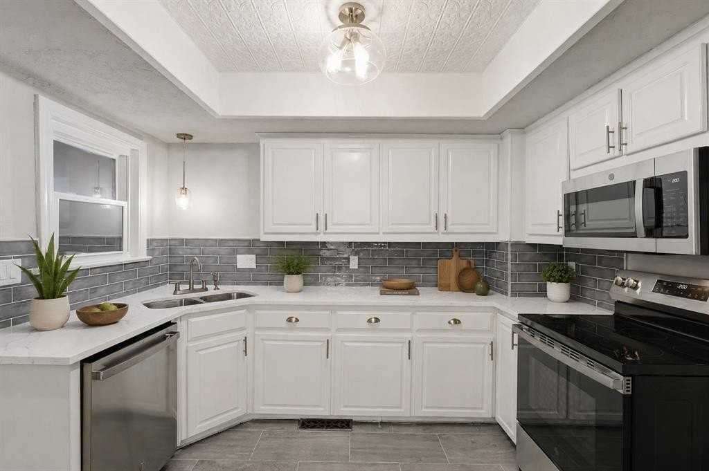 3436 Nw 19th St - Photo 2 of 17