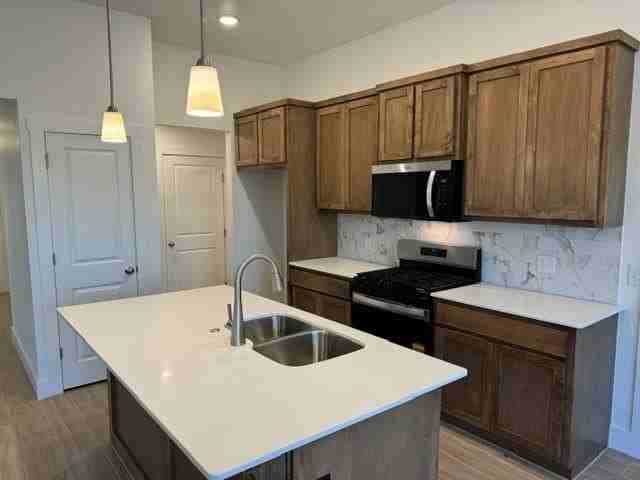 16104 Wolf Creek Way - Photo 7 of 32