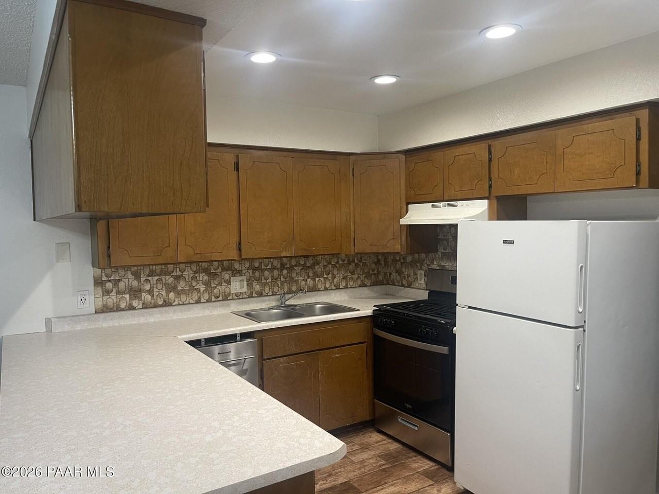 1219 E Five Star Blvd - Photo 2 of 11