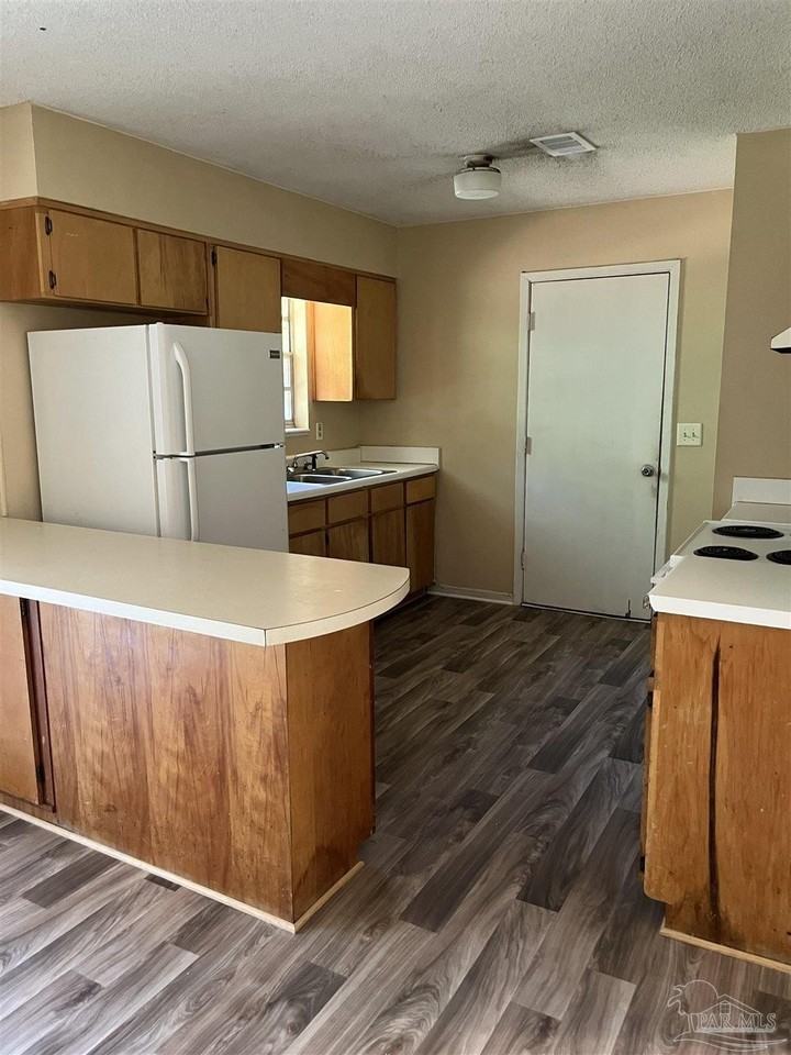 2048 Tomlinson Rd - Photo 2 of 19