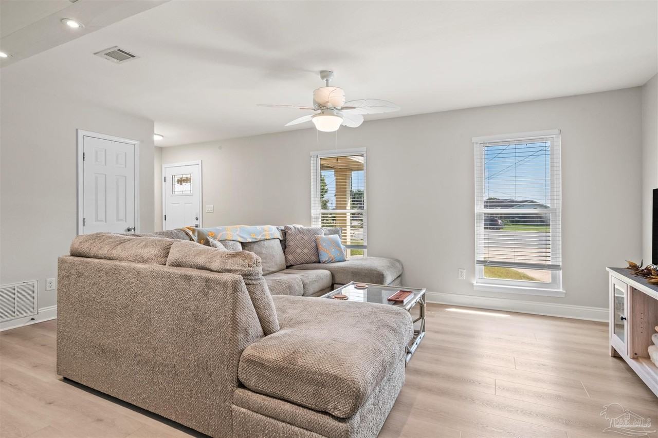 4570 Yacht Harbor Dr - Photo 5 of 41