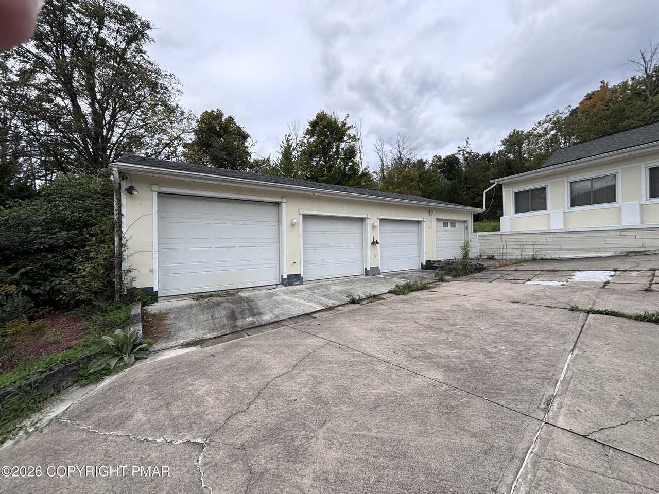 831 Montdale Rd - Photo 2 of 24