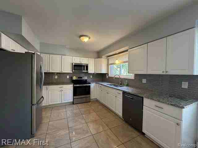1349 Devonshire Rd - Photo 7 of 23
