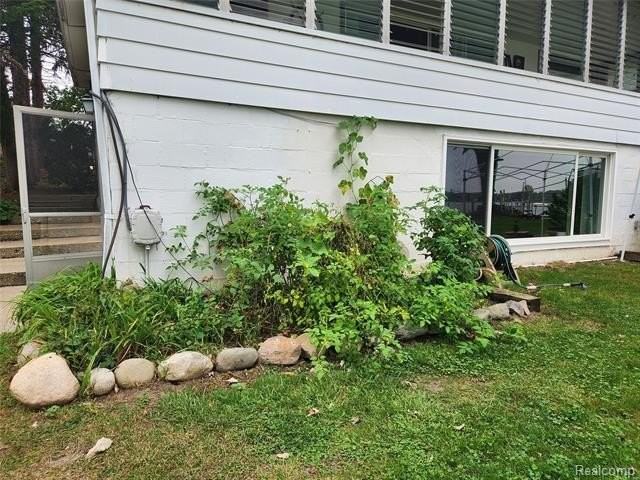 8463 Hillpoint Dr - Photo 2 of 17