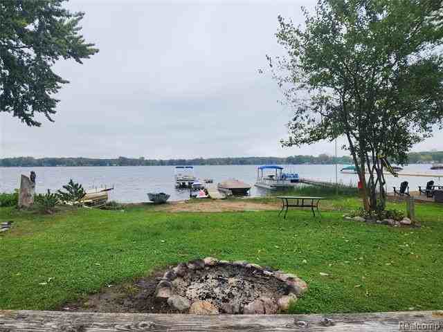 8463 Hillpoint Dr - Photo 7 of 17