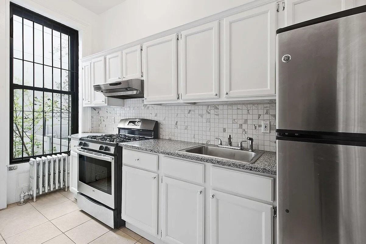 605 Vanderbilt Ave - Photo 3 of 4