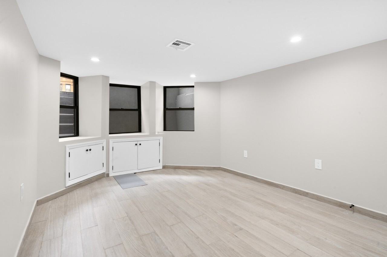 964 Saint Johns Pl - Photo 4 of 6