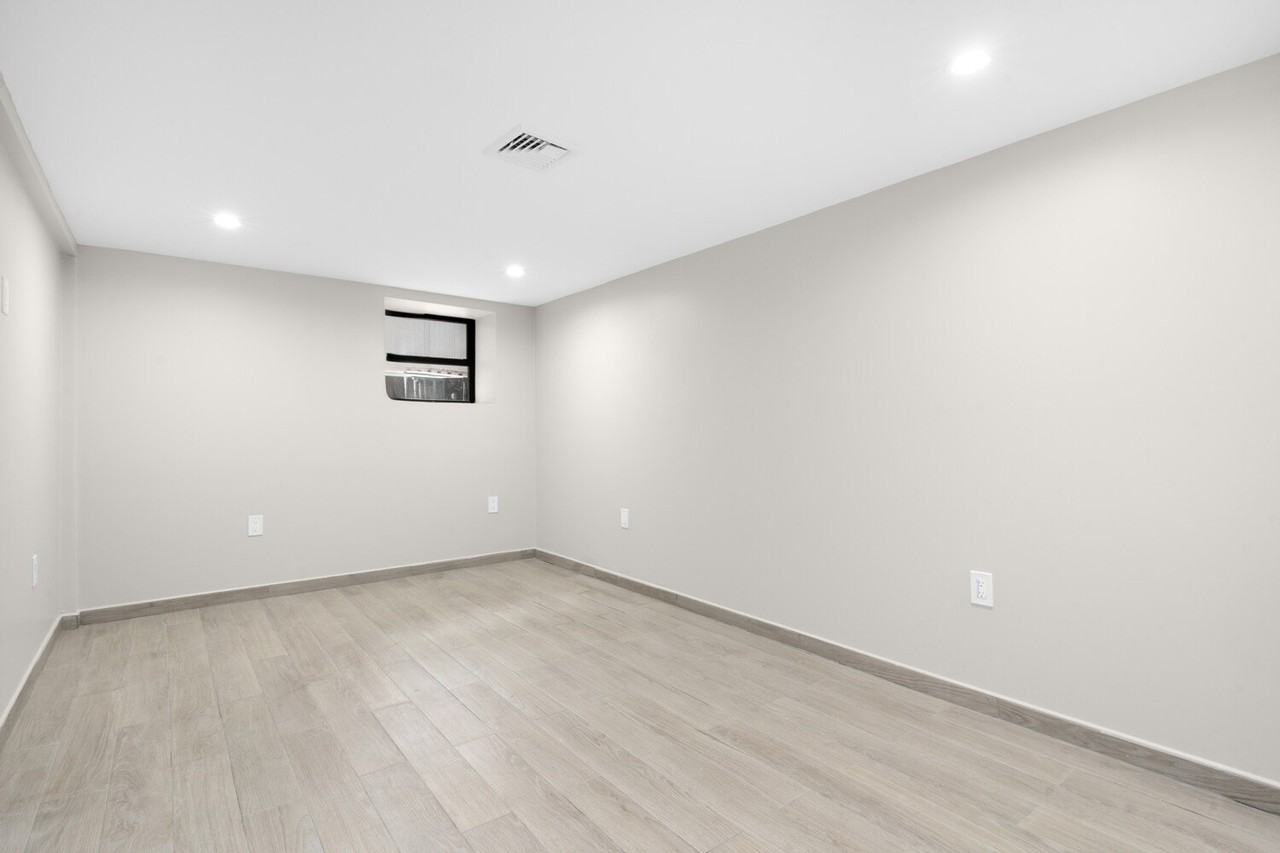 964 Saint Johns Pl - Photo 5 of 6