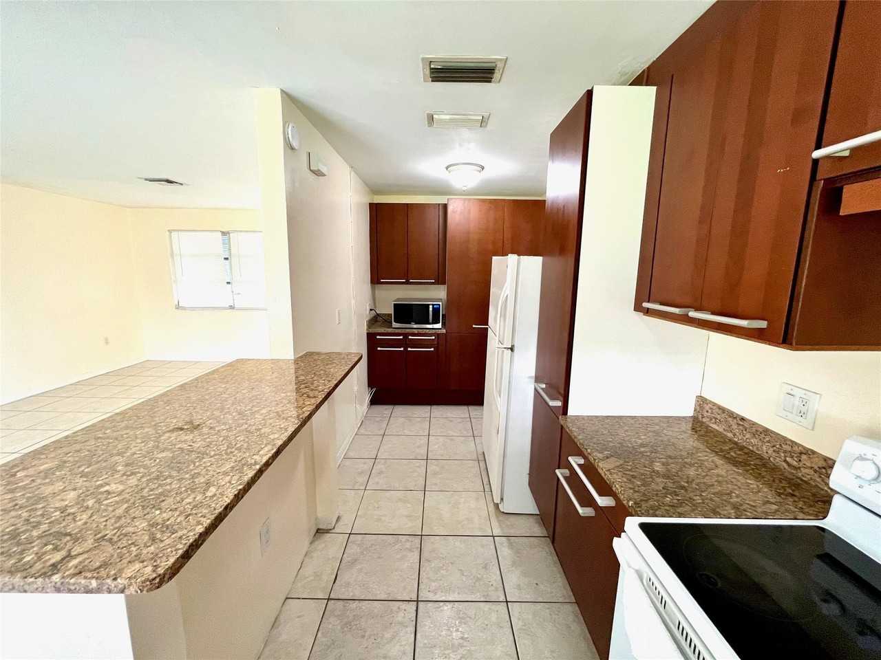 1411 Nw 79th Way - Photo 5 of 16