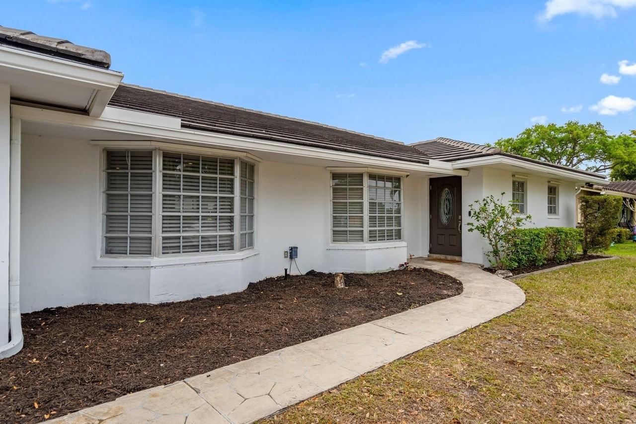 10140 Nw 37th St - Photo 2 of 48