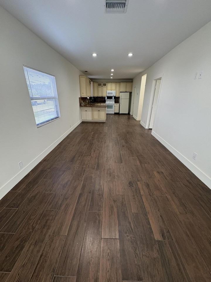 445 Maddock St - Photo 4 of 9