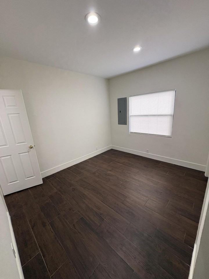 445 Maddock St - Photo 5 of 9