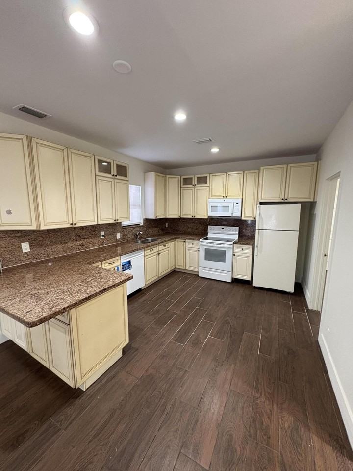 445 Maddock St - Photo 7 of 9