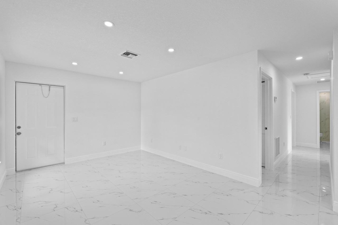 616 S Pine St #B - Photo 4 of 14