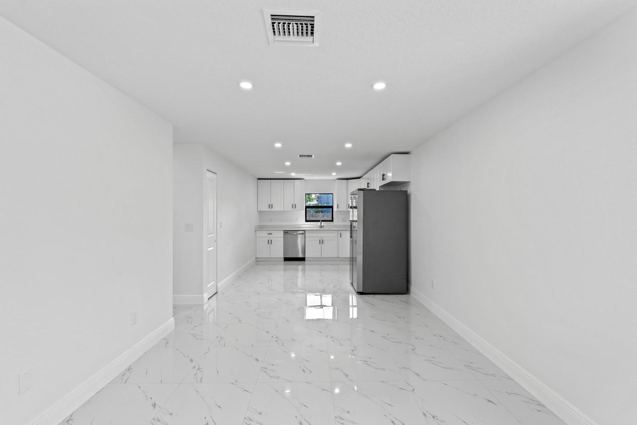 616 S Pine St #B - Photo 5 of 14