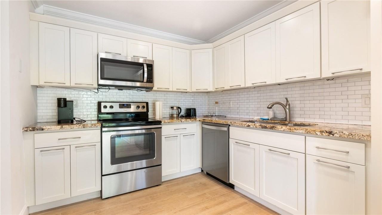 6525 Via Regina #0100 - Photo 5 of 32