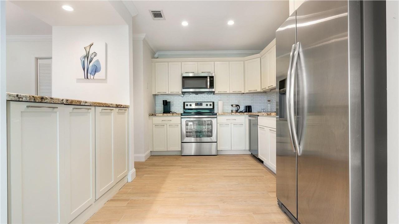 6525 Via Regina #0100 - Photo 6 of 32