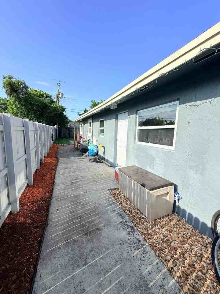 2251 Nw 4th St #1-2 - Photo 3 of 15