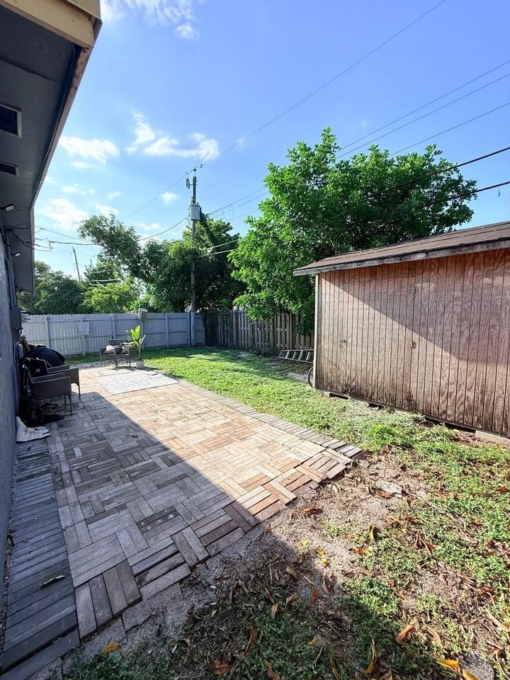 2251 Nw 4th St #1-2 - Photo 4 of 15