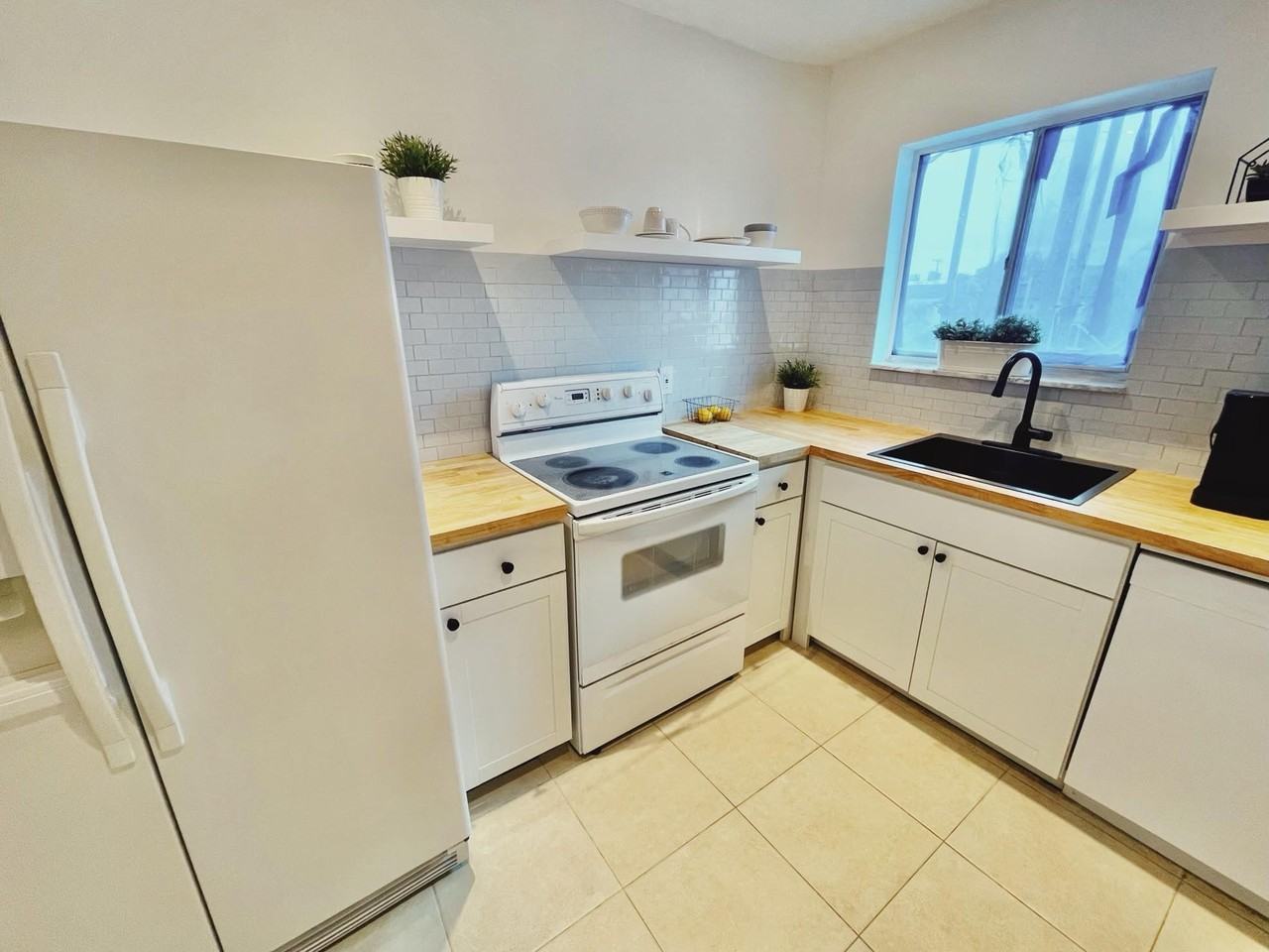 1410 S Federal Hwy #205 - Photo 3 of 11