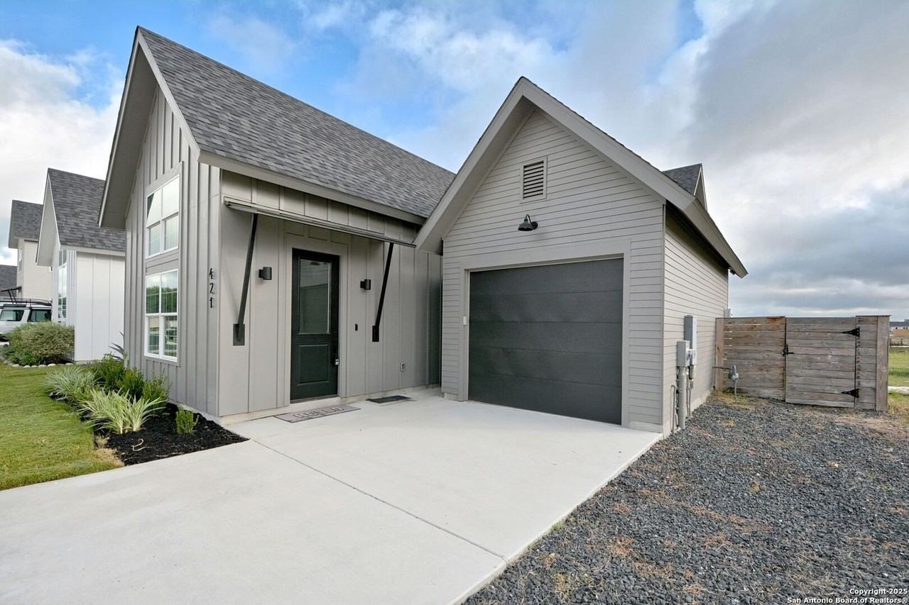 421 Constance Dr - Photo 2 of 39