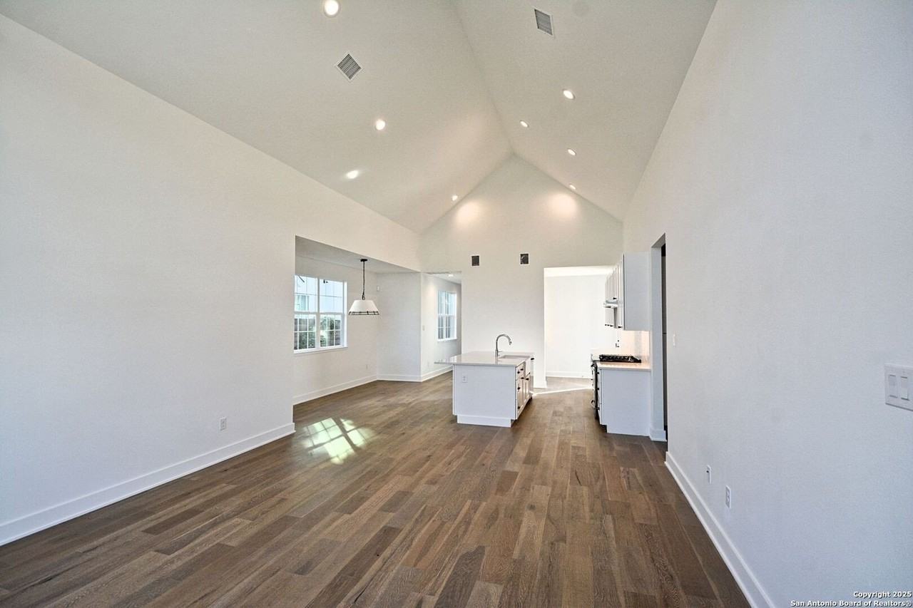 421 Constance Dr - Photo 3 of 39