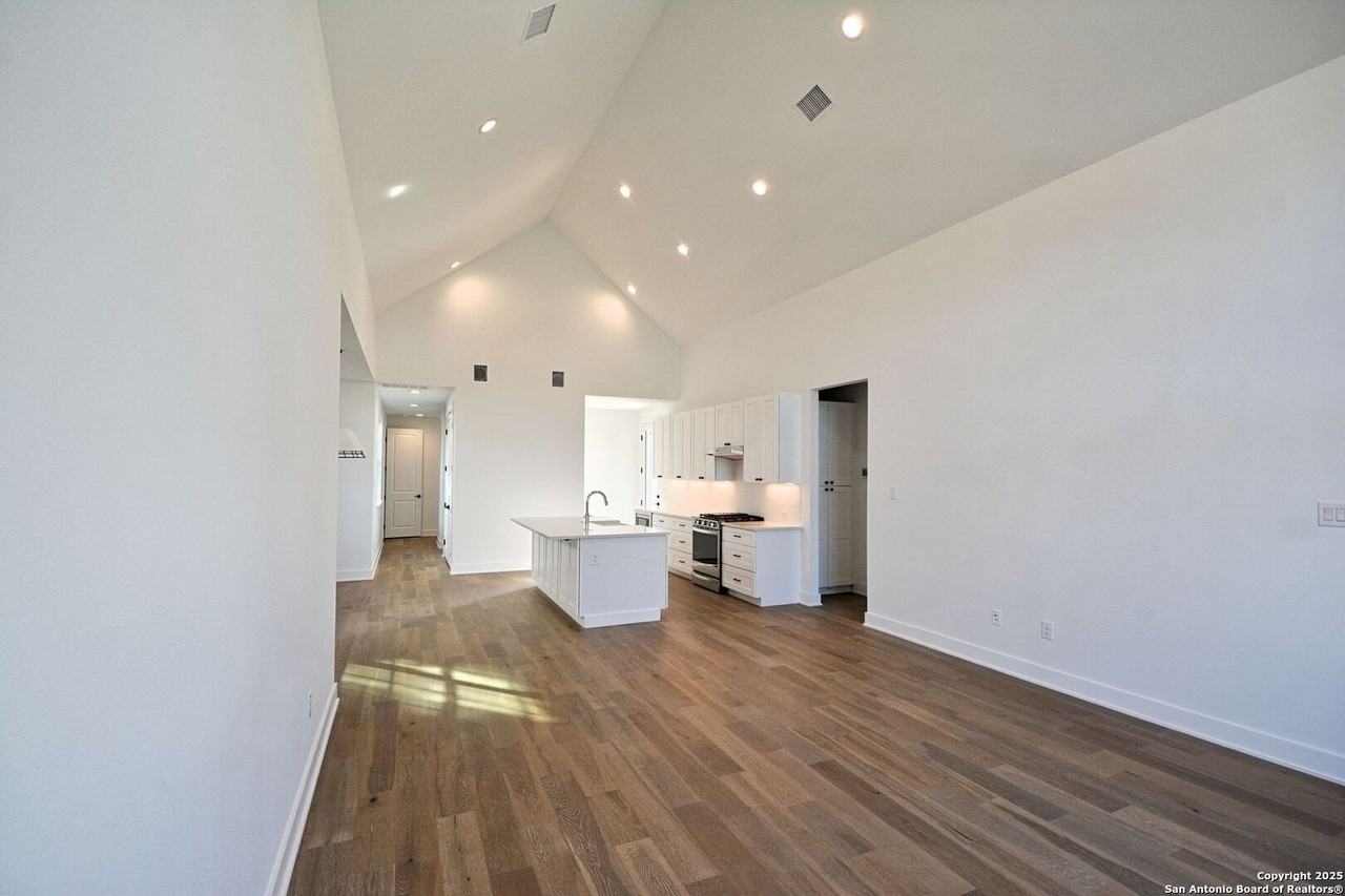 421 Constance Dr - Photo 4 of 39