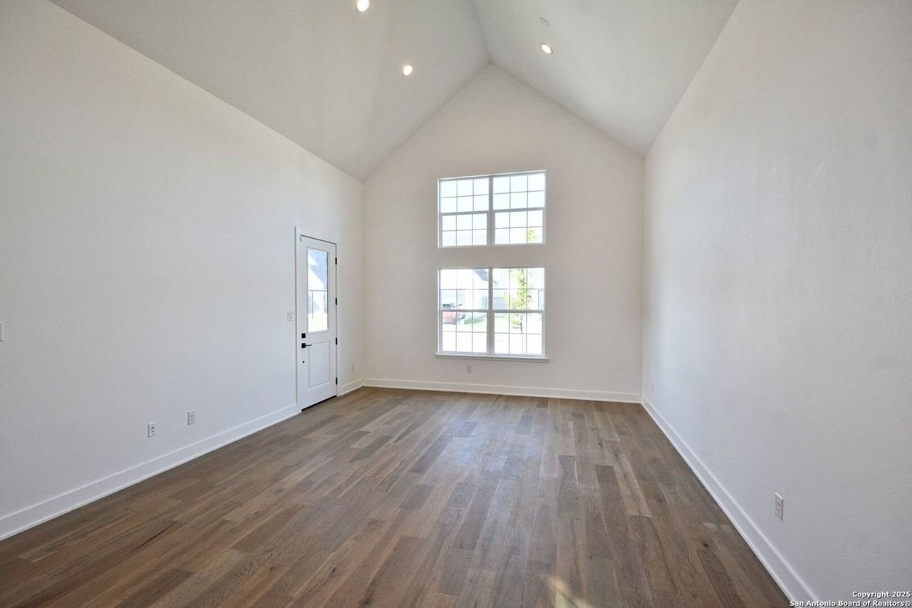 421 Constance Dr - Photo 5 of 39