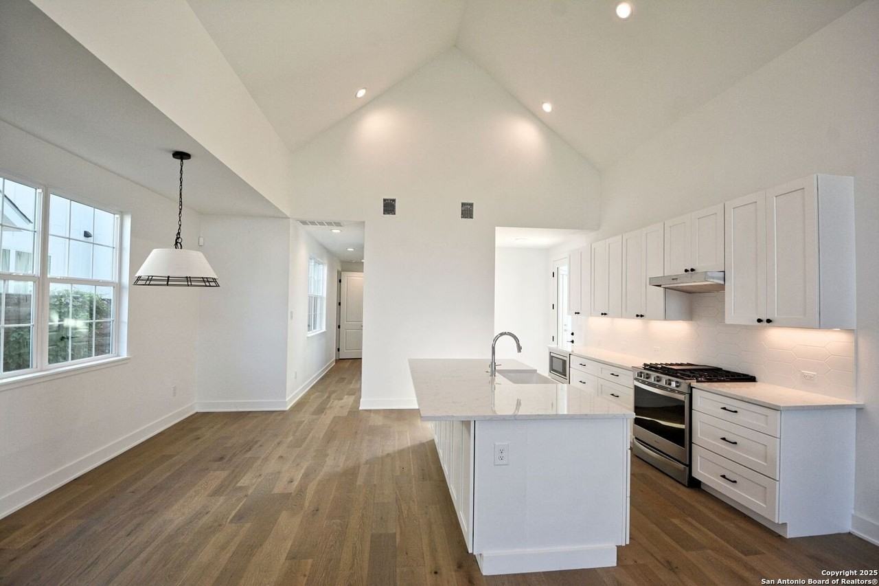 421 Constance Dr - Photo 6 of 39