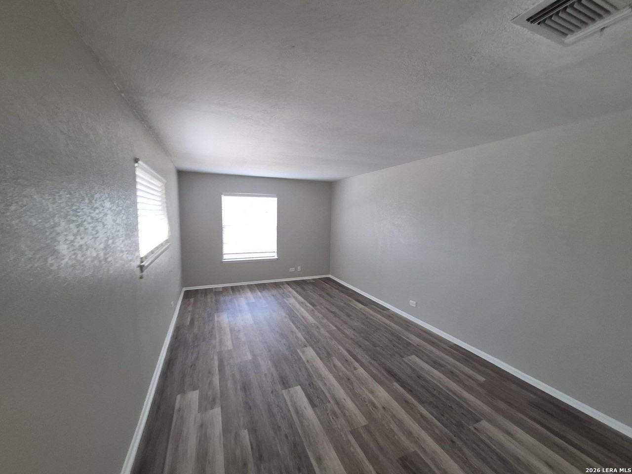 2718 Dennler Dr - Photo 4 of 37