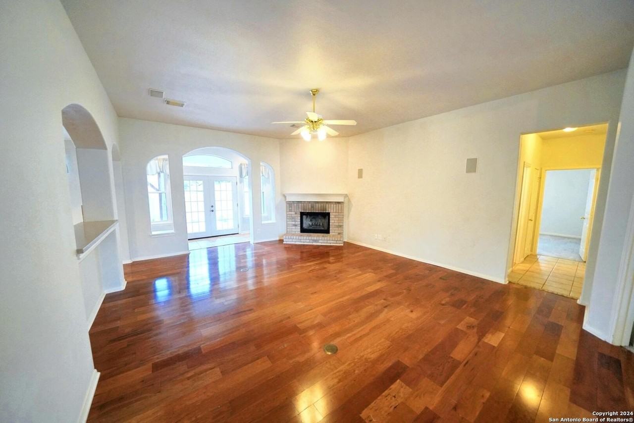 213 Doral Ct - Photo 5 of 37