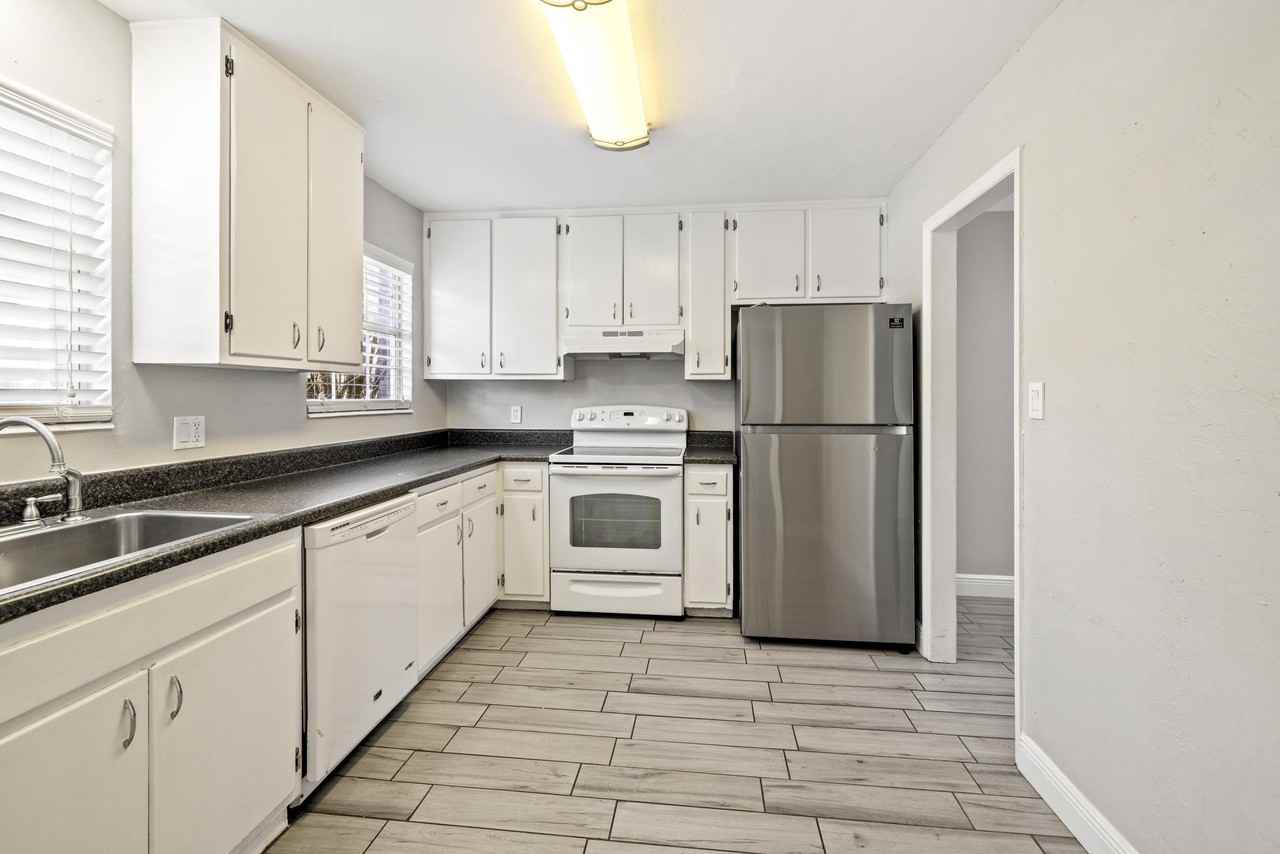 2387 Gregory Dr - Photo 7 of 30