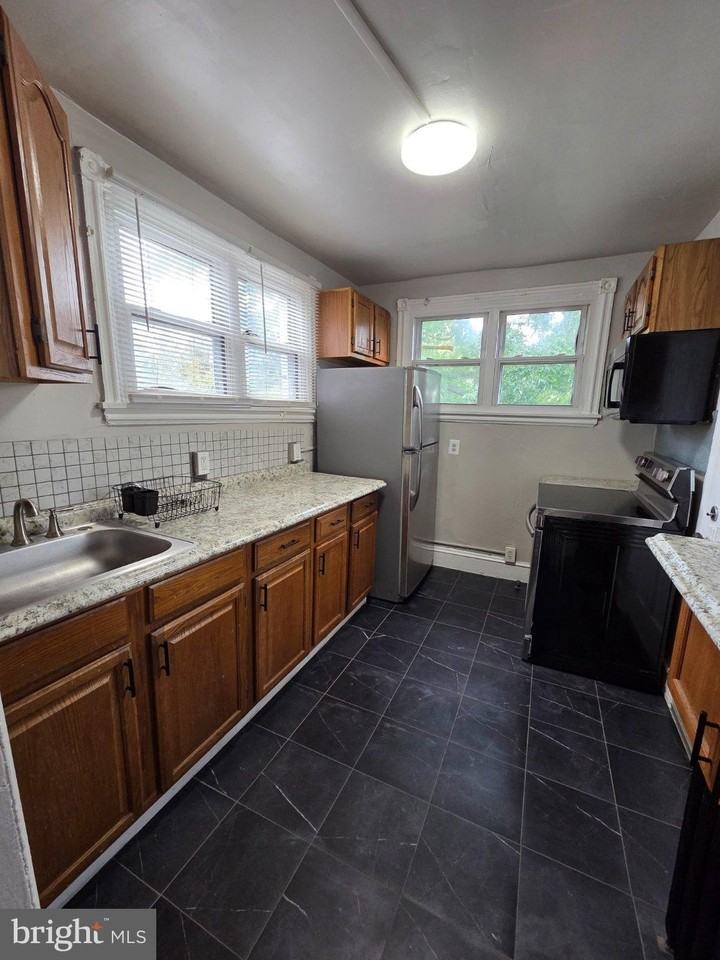 602 W 23rd St #2 - Photo 3 of 15