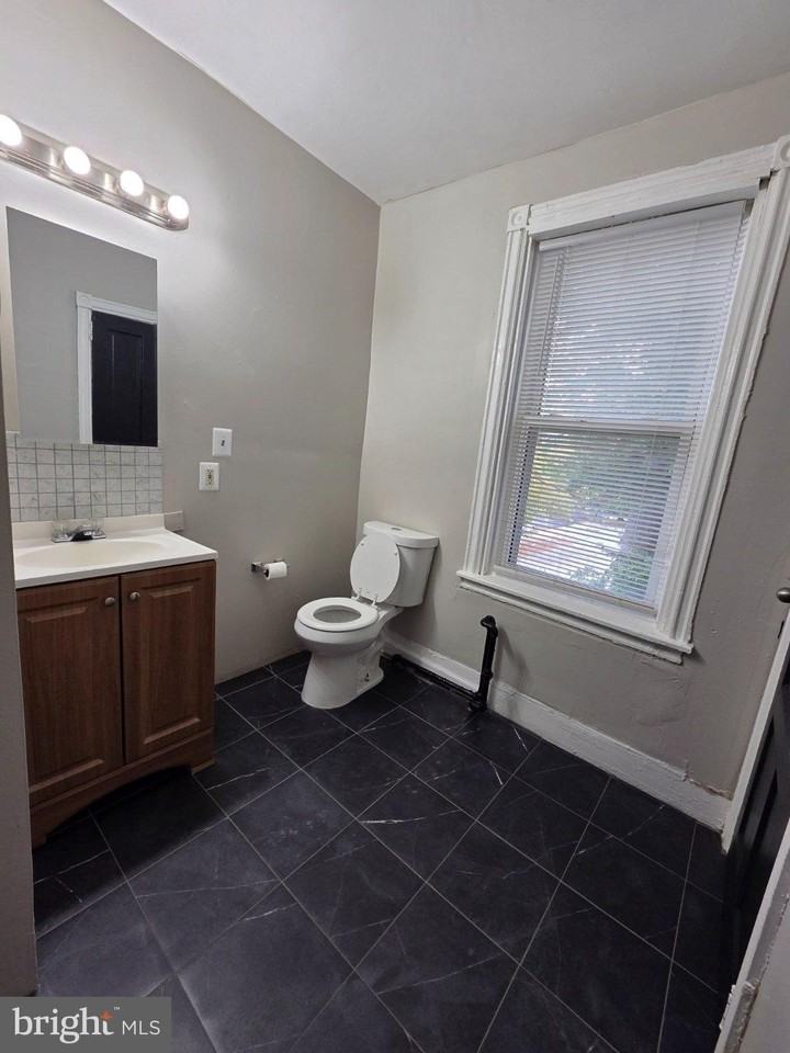 602 W 23rd St #2 - Photo 7 of 15