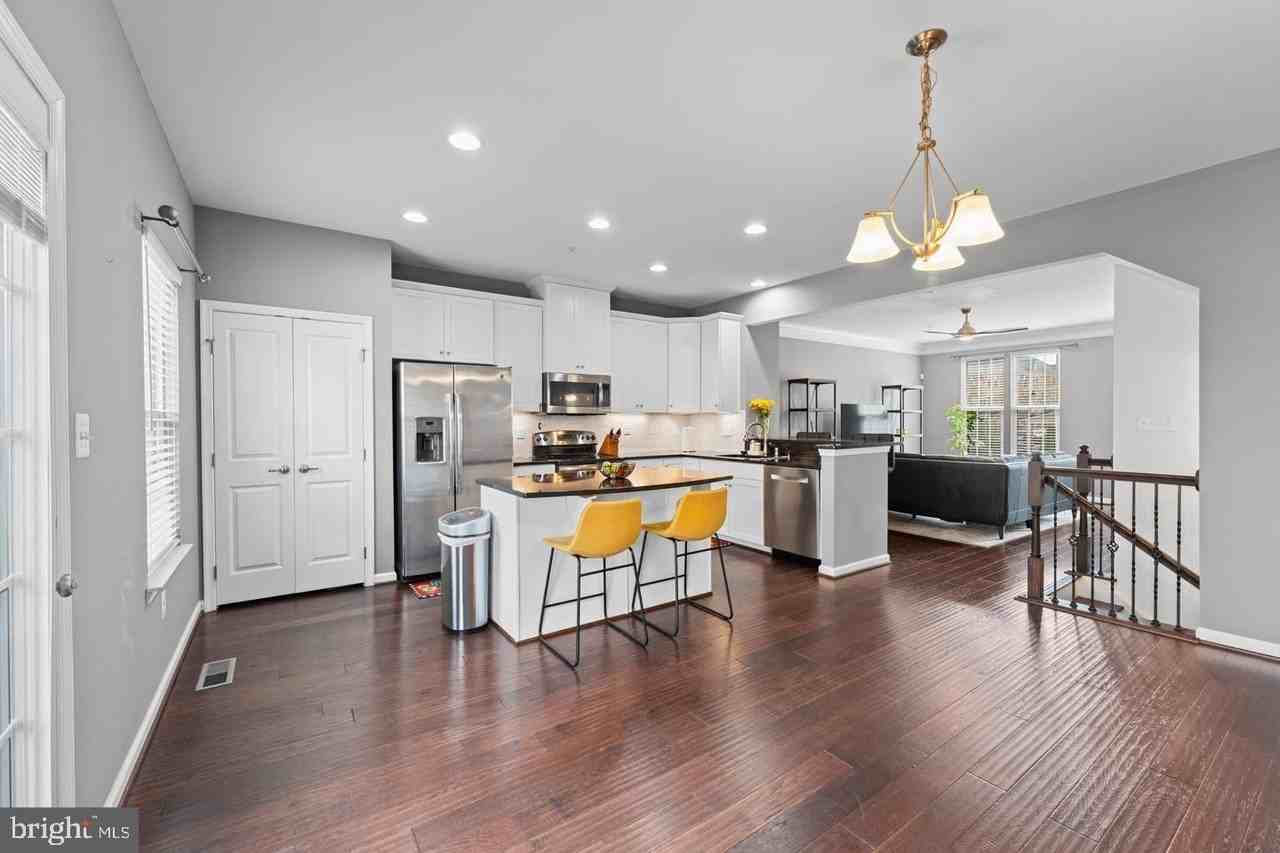 4662 Hudson St - Photo 2 of 21