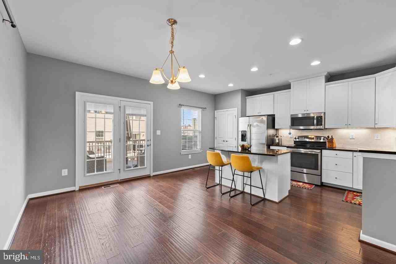4662 Hudson St - Photo 4 of 21