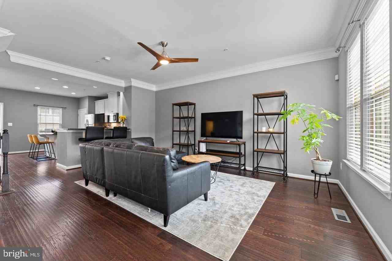 4662 Hudson St - Photo 5 of 21