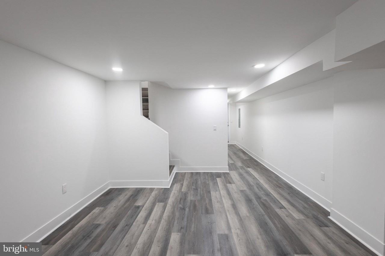 631 E 37th St - Photo 4 of 39