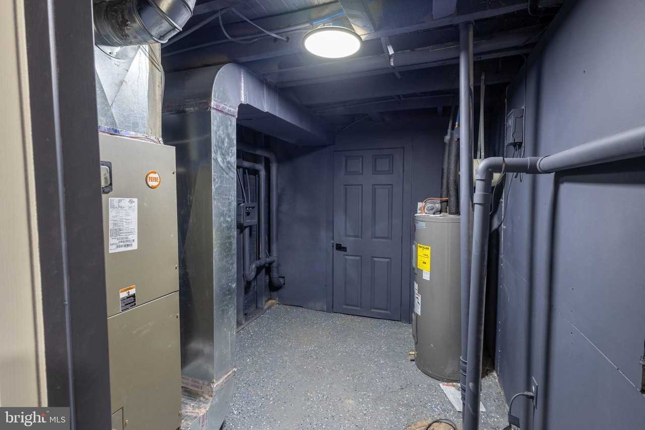 631 E 37th St - Photo 5 of 39