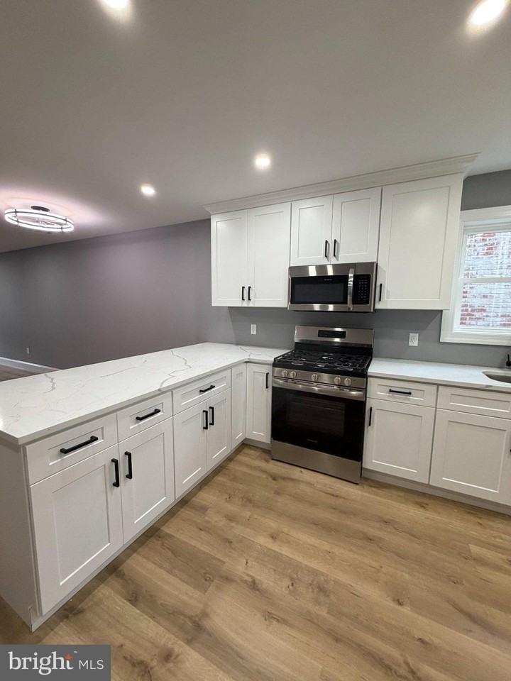 816 S Clinton Ave - Photo 5 of 32