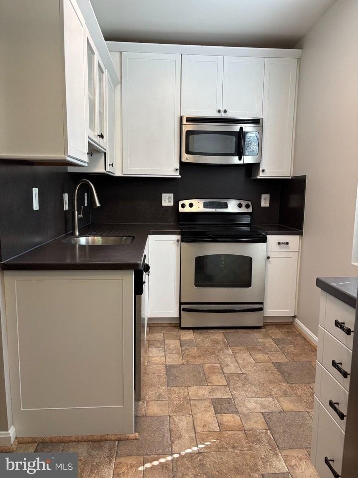 1904 N Rhodes St #56 - Photo 6 of 17