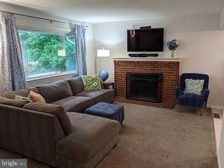 711 N Kensington St - Photo 4 of 11