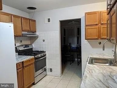 711 N Kensington St - Photo 5 of 11