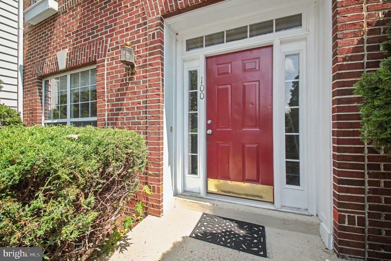 100 Meadows Ln - Photo 2 of 45