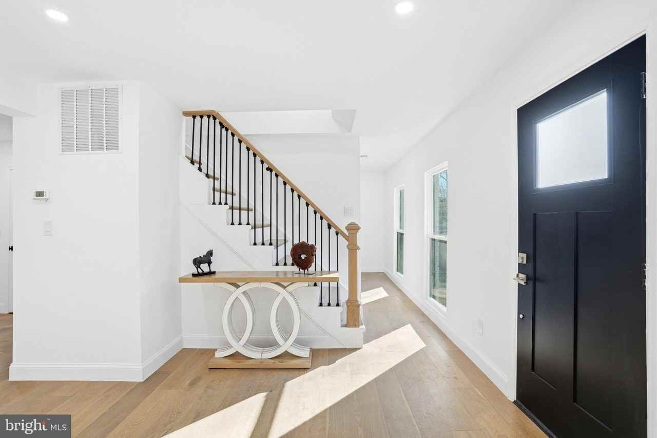 10704 Howerton Ave - Photo 4 of 38