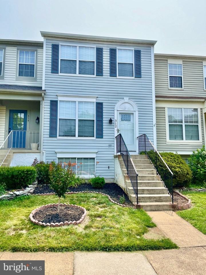 312 Stallion Sq Ne - Photo 2 of 50