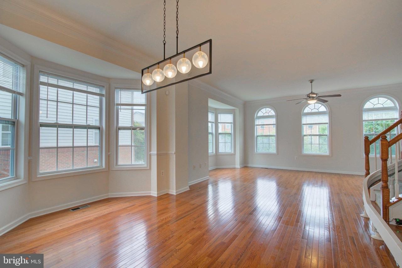 23099 Sunbury St - Photo 4 of 27
